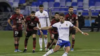 Momento en el que Alegría falla el penalti el pasado lunes en el partido Real Zaragoza-Mirandés, equipo que anunció en las últimas horas el contagio de 7 de sus miembros del primer equipo y el cuerpo técnico.
