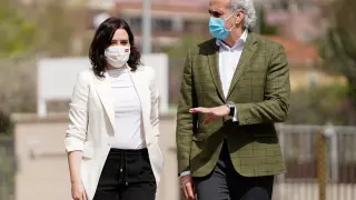 Isabel Díaz Ayuso junto al consejero de Sanidad, Enrique Escudero, el viernes en Madrid.