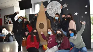 Alumnas del instituto preparadas para el lanzamiento del cohete al espacio