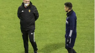 Jim charla con Narváez en un entrenamiento reciente.