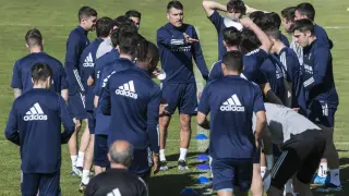 Zapater, el capitán del Real Zaragoza, habla a sus compañeros al inicio del último entrenamiento previo al viaje a Madrid, este domingo por la tarde.