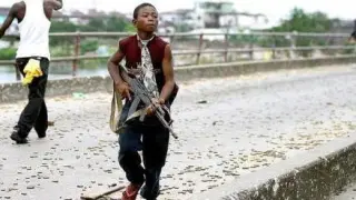 Imagen de archivo de un niño soldado en la guerra civil de Liberia.