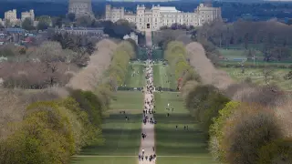 Decenas de personas se acercaron al castillo de Windsor.