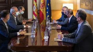 El presidente aragonés, Javier Lambán, ha recibido este lunes a los regantes del Jalón junto al consejero de Agricultura, Joaquín Olona, y el presidente de la DPZ, Juan Antonio Sánchez Quero.