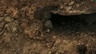 El primer cuerpo se descubrió en esta oquedad del terreno cuando las máquinas estaban excavando.