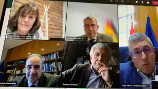 Maite Bardají y otros miembros de Femembalses, con los altos cargos del Ministerio en la videoconferencia.