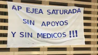 Pancarta de protesta colocada en el centro de salud de Ejea de los Caballeros.