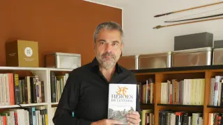 Antonio Cardiel posa con el libro en el estudio de su hogar.