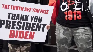 Un grupo de armenios agradece a Biden que haya reconocido el genocidio del que se cumplen 106 años, durante una concentración cerca de la embajada de Turquía en Los Ángeles.