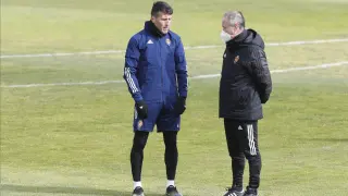 Juan Ignacio Martínez ‘Jim’ y Alberto Zapater, entrenador y capitán, charlan en la Ciudad Deportiva.