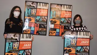 La concejal y la técnico de cultura, con el cartel del VIII Festival de Jazz de Monzón.