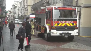 Los bomberos en labores de extinción del incendio ocurrido en la calle Zocotín de Jaca.