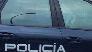Un coche de Policía junto al hospital Bola Azul de Almería.
