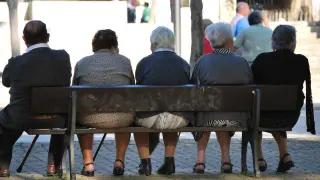 Jubilados sentados en un banco. Pensionistas. Pensiones. Jubilado. Personas mayores. Recurso. gsc