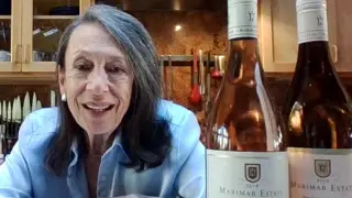 Marimar Torres y los dos vinos de su bodega catados.