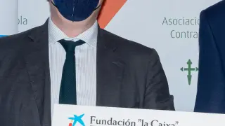 Acuerdo suscrito entre Eloy Ascaso, director comercial territorial Ebro de Caixa Bank, que ha sido recibido por Patxi Garcia Izuel, director de AECC en Aragón