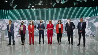 Iglesias, Monasterio, García, Díaz Ayuso, Gabilondo y Val, los seis candidatos a las elecciones durante su debate en Telemadrid, con los moderadores en el centro