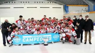 Los jugadores del CH Jaca, con su copa de campeones.