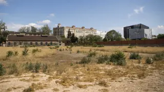 Vista de los terrenos de la antigua factoría de Averly, con el edificio Caixaforum al fondo.