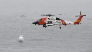Un helicóptero de la Guardia Costera de Estados Unidos sobrevuela el área donde ocurrió el naufragio.