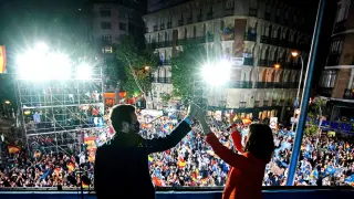 Isabel Díaz Ayuso y Pablo Casado en el balcón de la sede del PP en la calle Génova