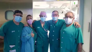 Grupo de servicio en la entrada de quirófano en el Hospital Miguel Servet. De izquierda a derecha: Juan Diego (MIR), Nadia (adjunta), Raquel (instrumentista), Javier García Tirado y Fermín (adjunto).