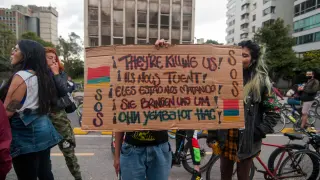 Una persona sostiene un cartel en el que se denuncia la represión policial, el viernes en Bogotá.