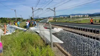 Se estrella una avioneta en Sabadell y corta la circulación de trenes