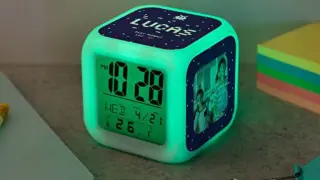Un reloj despertador personalizado.