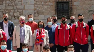 El CD Teruel celebra con las instituciones el título de Tercera División y el ascenso a Segunda B