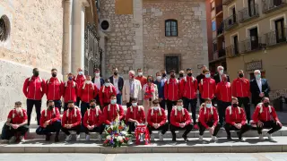 El CD Teruel celebra con las instituciones el título de Tercera División y el ascenso a Segunda B