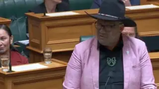 El colíder del Partido Maorí Rawiri Waititi fue expulsado este miércoles del Parlamento neozelandés por hacer un 'haka'.