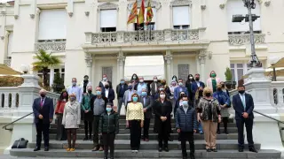 Foto de familia de representantes de las 28 entidades que forman parte de Cadis Huesca junto a las autoridades para celebrar el 25 aniversario.