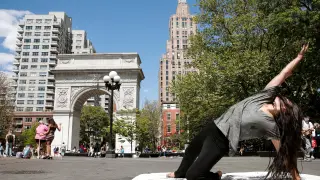 Una artista realiza un espectáculo en Washington Square Park en Nueva York