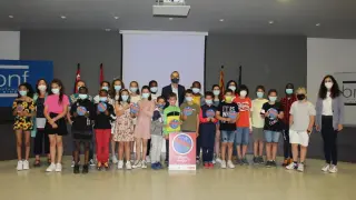 El alcalde de Binéfar, Alfonso Adán, ha recibido a los alumnos de 5ºB del colegio Víctor Mendoza que han creado el logo.