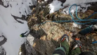 Imagen del rescate de un perro de un montañero en el pico Infiernos tras una caída de 20 metros por un corredor nevado.