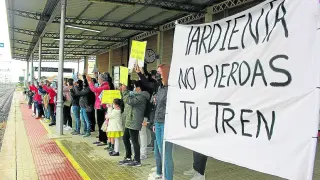 Una de las movilizaciones del pasado domingo para exigir la recuperación de los trenes regionales