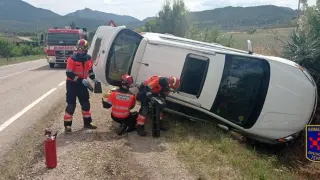 Efectivos del Parque de Alcañiz han excarcelado a una persona atrapada en el coche
