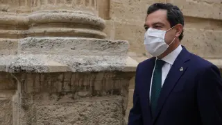 Juanma Moreno a su llegada al Parlamento andaluz, el pasado jueves.