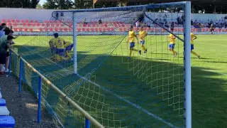 Imagen de los jugadores del Robres celebrando un gol en el partido frente al Cariñena.