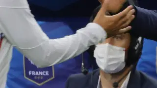 Antoine Griezmann saluda al seleccionador nacional francés, Didier Deschamps