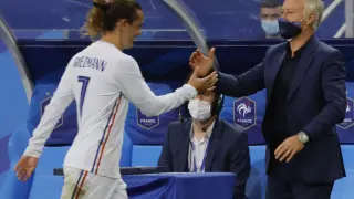 Antoine Griezmann saluda al seleccionador nacional francés, Didier Deschamps