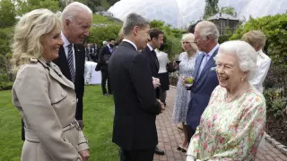 Isabel II charla con Joe y Jill Biden antes de la cena de gala que la reina de Inglaterra ofrece a los líderes del G-7