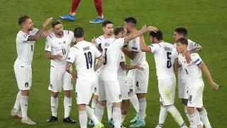 Los jugadores italianos se felicitan tras un gol.