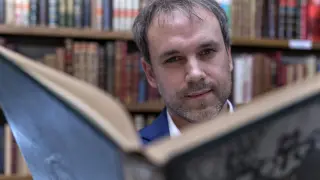 El escritor aragonés Luis Zueco ha triunfado con 'El mercader de libros', que ya está traducida al italiano y al portugués.