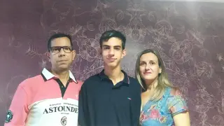 Ánchel Sabio flanqueado por sus padres Ángel Sabio y Nuria Ondiviela