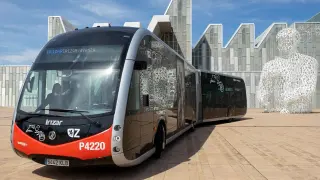 El nuevo autobús eléctrico, junto al palacio de Congresos de la Expo.