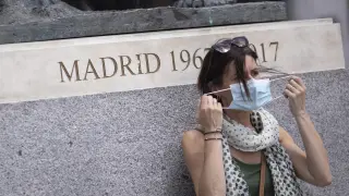 Una mujer se quita la mascarilla en la Puerta del Sol, este viernes en Madrid.