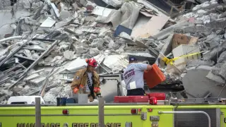 Surfside (United States), 24/06/2021.- Miami-Dade Rescue team is searching in the partial collapse of a 12-story condominium building in Surfside, Florida, USA, 24 June 2021. Miami-Dade Fire Rescue officials said more than 80 units responded to the collapse at the condominium building near 88th Street and Collins Avenue just north of Miami Beach around 2 a.m. Surfside Mayor Charles W. Burkett said during a press conference that one person has died, and at least 10 others were injured in the accident. (Incendio, Estados Unidos) EFE/EPA/CRISTOBAL HERRERA-ULASHKEVICH Multi-story building partially collapses near Miami, Florida