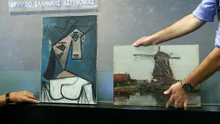 'Cabeza de mujer', de Picasso (i), junto a la otra obra recuperada, del artista holandés Piet Mondrian